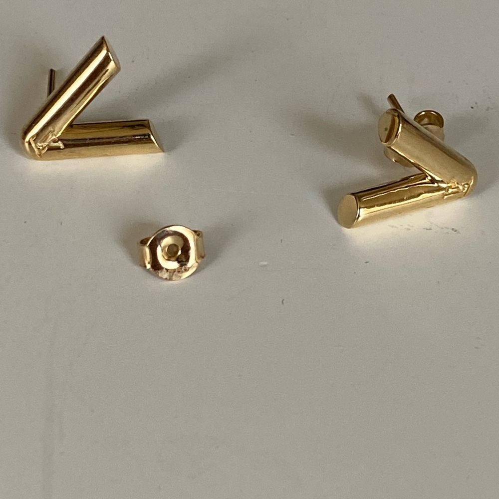 18kt solid lightweight v earrings studs